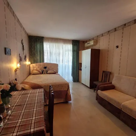 студия в центре солнечного берега Apartment *